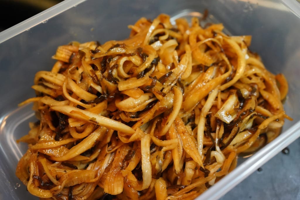 大根の皮と塩昆布の和え物