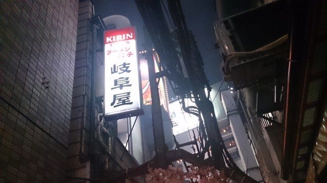 新宿西口思い出横丁・岐阜屋で中華をつまみにビールを煽る。