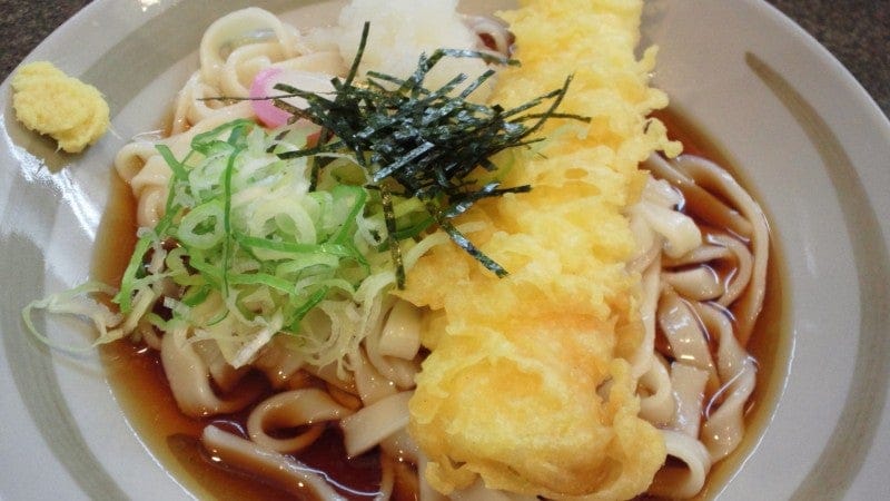 JR名古屋駅在来線ホームの住よしのきしめん。天ぷらは揚げたてで美味い。