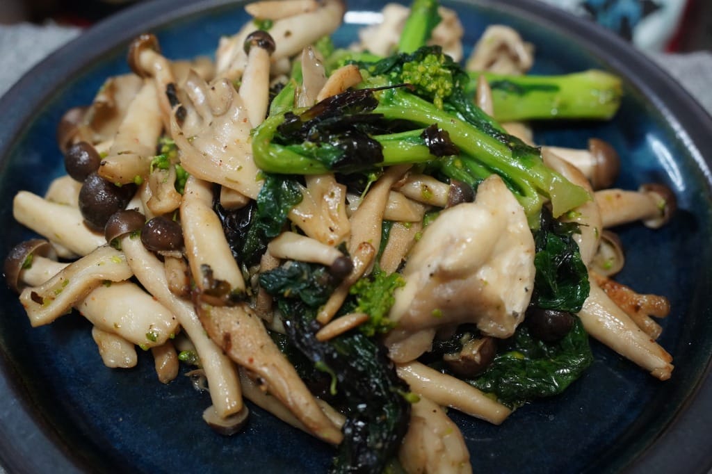 菜の花とキノコの塩スパイス炒め