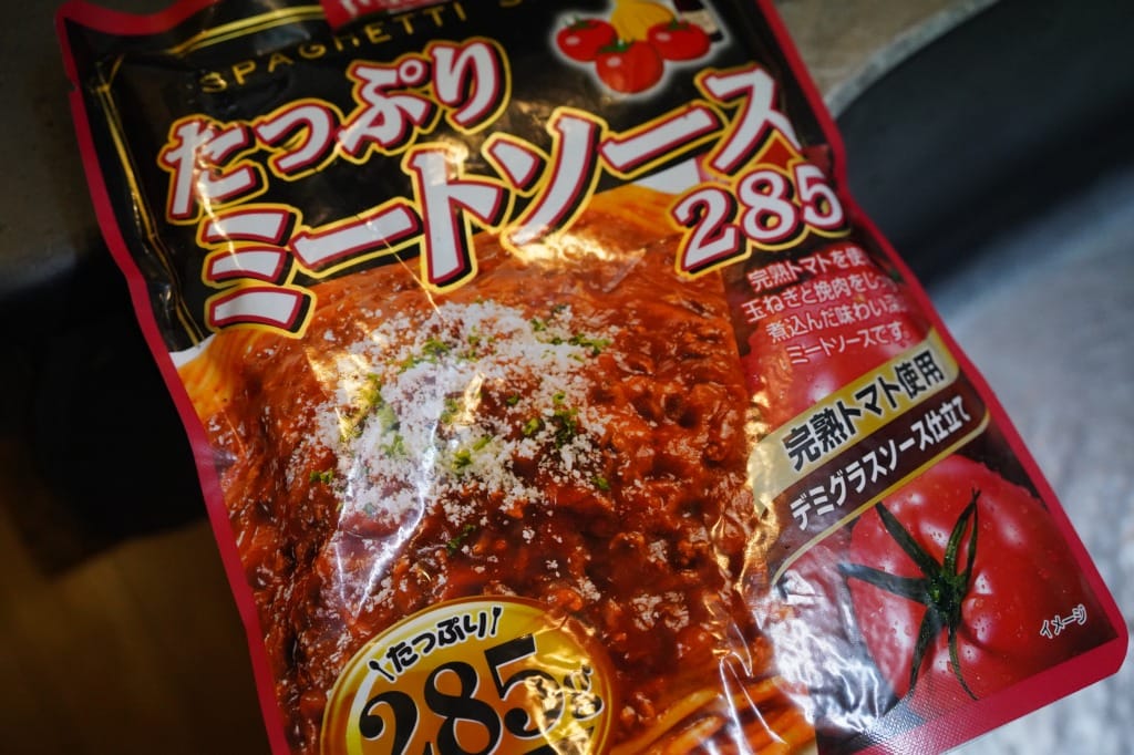 カラヒグ麺をハチ食品のたっぷりミートソース285