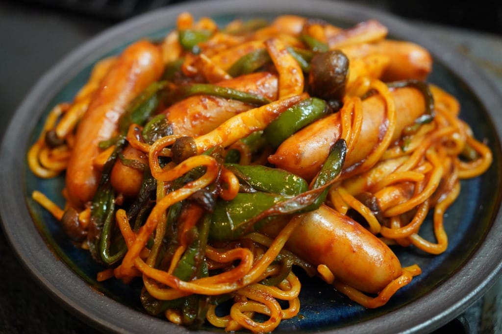 カラヒグ麺とシャウエッセンのナポリタン