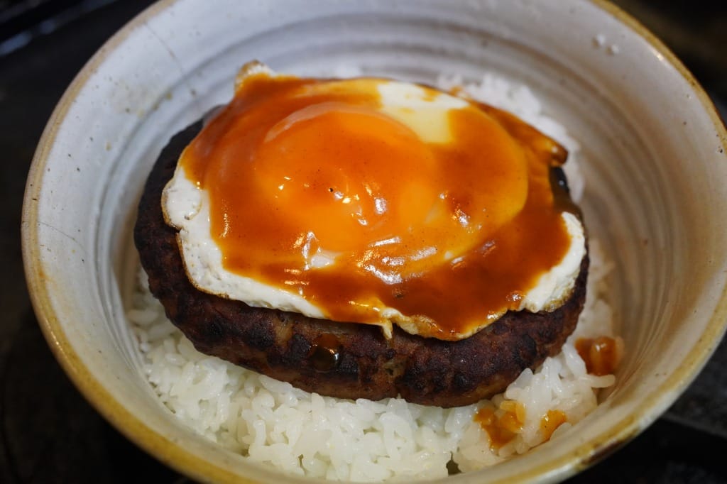ハンバーグと目玉焼きだけのシンプルロコモコ