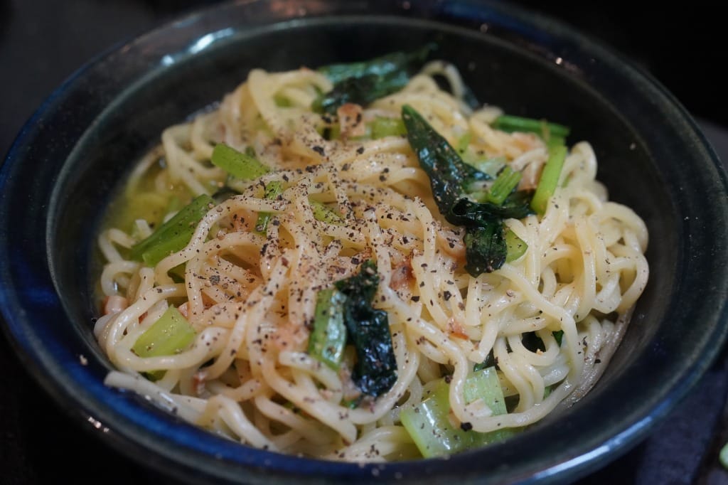 カラヒグ麺を使った、小松菜とニンニクのオイルスパゲッティ