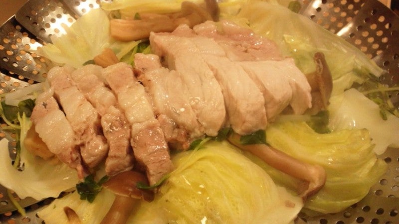 豚ロースと野菜の蒸し物を、ごまだれで食べる。