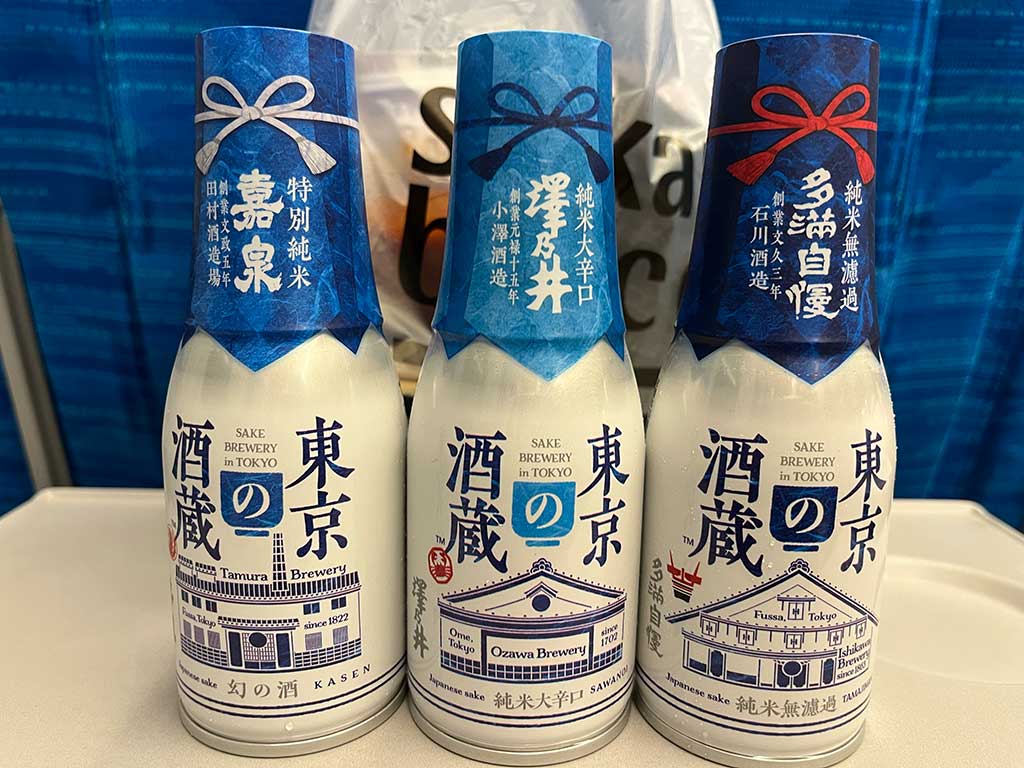 東京の酒蔵ボトル缶3種類を並べて居酒屋新幹線を行う。