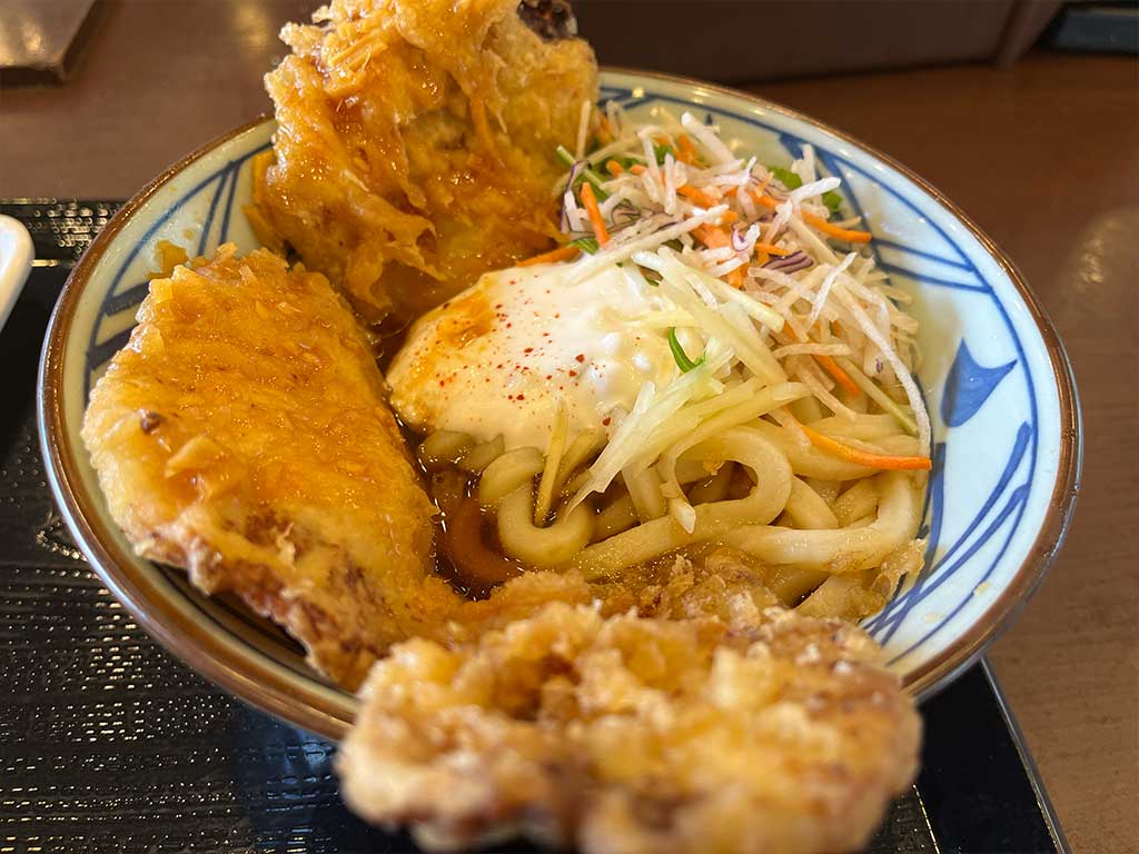 丸亀製麺の甘辛しょうがダレのはみ出る豚天ぶっかけうどん