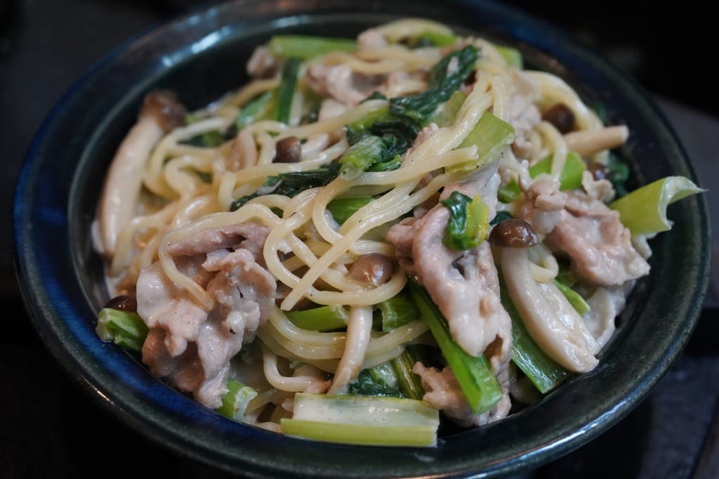 カラヒグ麺で作る、豚肉と小松菜のクリームスパゲッティ