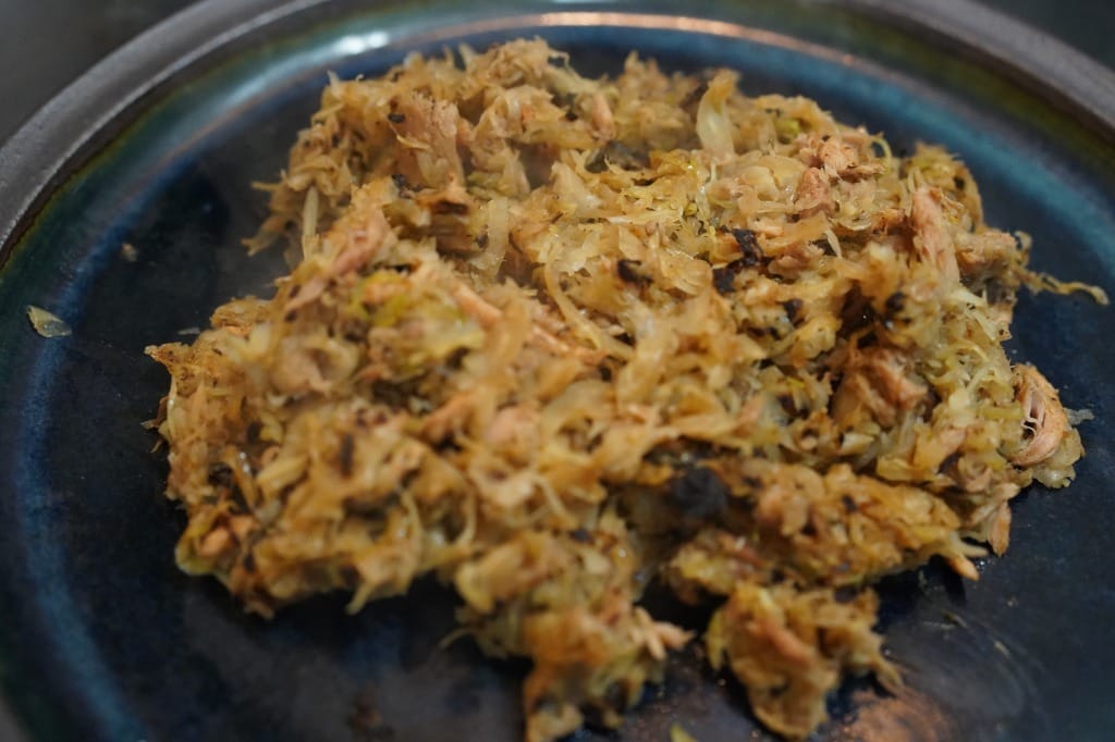 千切りキャベツとツナ缶の黒胡椒炒め