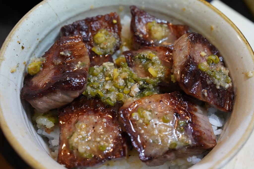ねぎ塩レモンタレの厚切り牛焼肉丼
