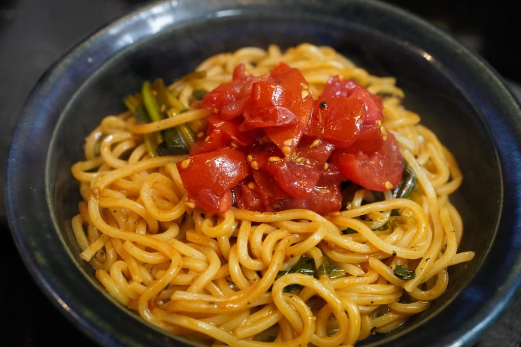 アンチョビバターで味付けしたフレッシュトマトソースのカラヒグ麺