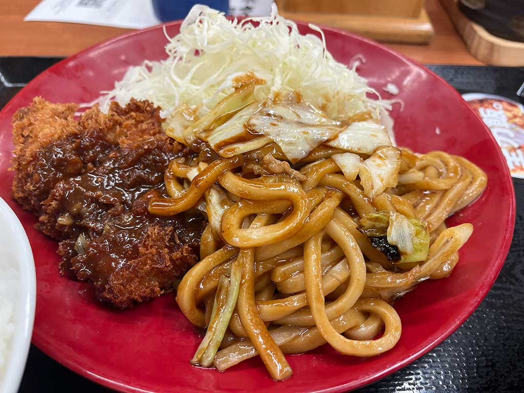 ホルモン焼うどんとチキンカツの合い盛り定食