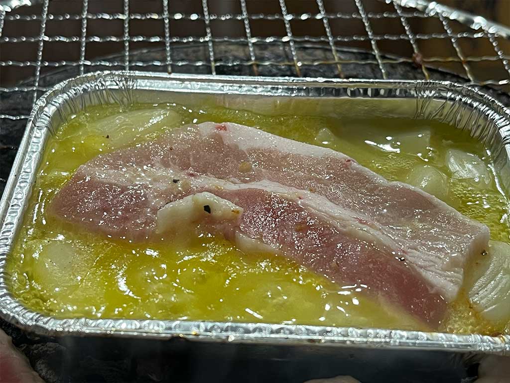 炭火焼肉安安で食べるニンニクバター豚カルビ