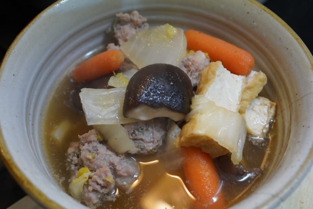 餃子のタネをつみれにした、野菜たっぷり塩ちゃんこ風スープ