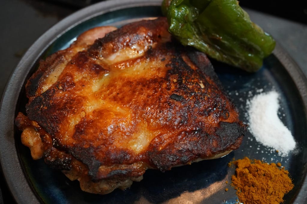 よく焼きチキンとピーマンのソテー、ろく助塩とカレー粉