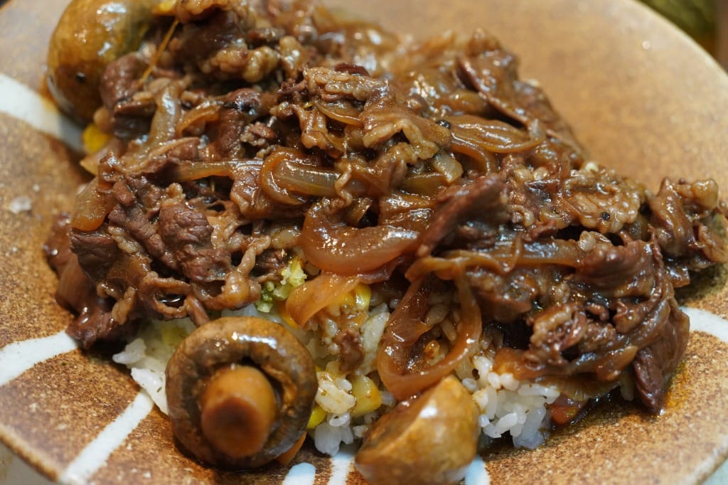 牛肉と玉ねぎとマッシュルームだけで仕上げるシンプルハヤシライス
