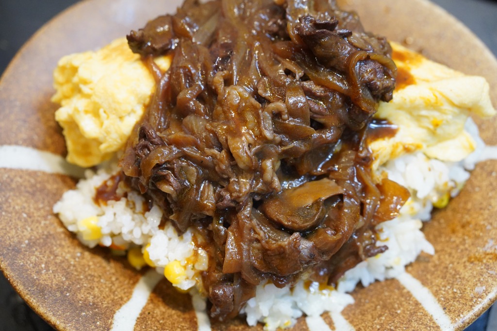 オムレツを乗せただけでリッチになる、オムハヤシ