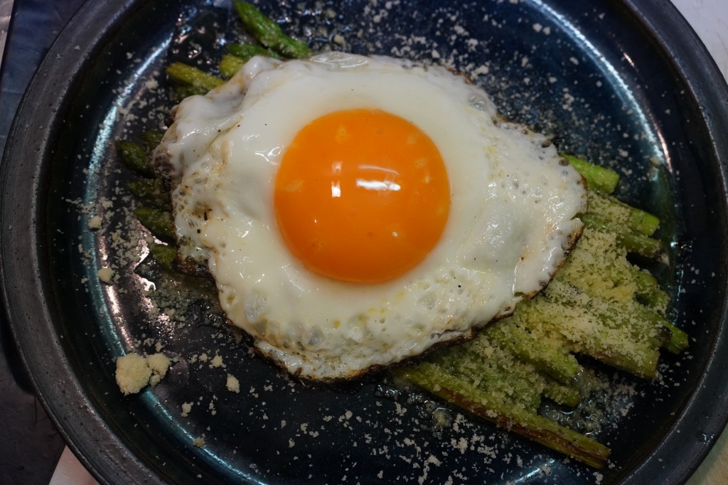 目玉焼きと粉チーズで食べる細アスパラgアスパラガスのソテー
