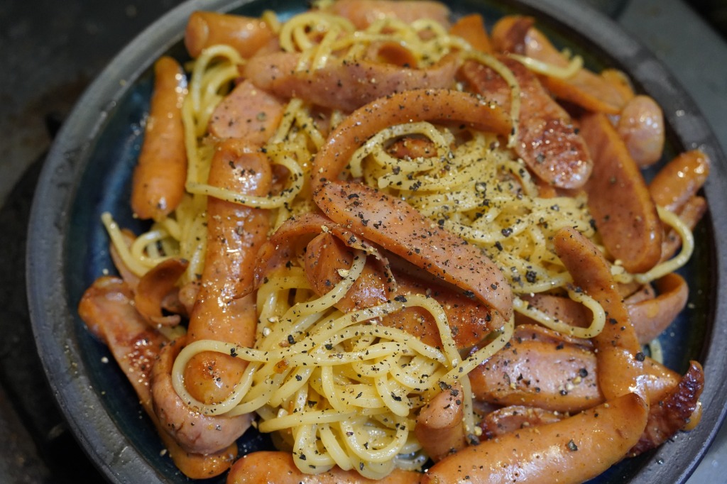 カラヒグ麺を使った、ソーセージだけスパゲッティ