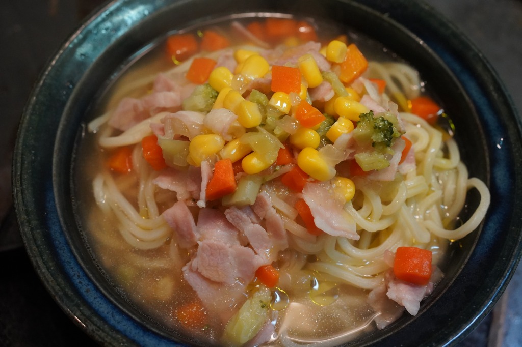 カラヒグ麺を使った、コンソメ系スープスパゲッティ