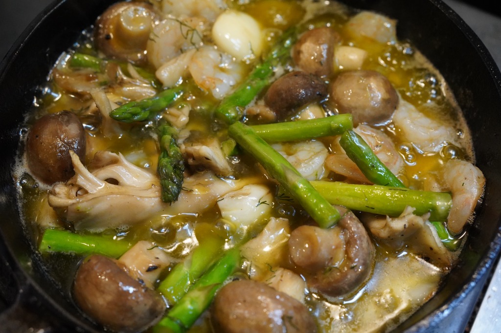 エビとキノコとニンニクたっぷりアヒージョ