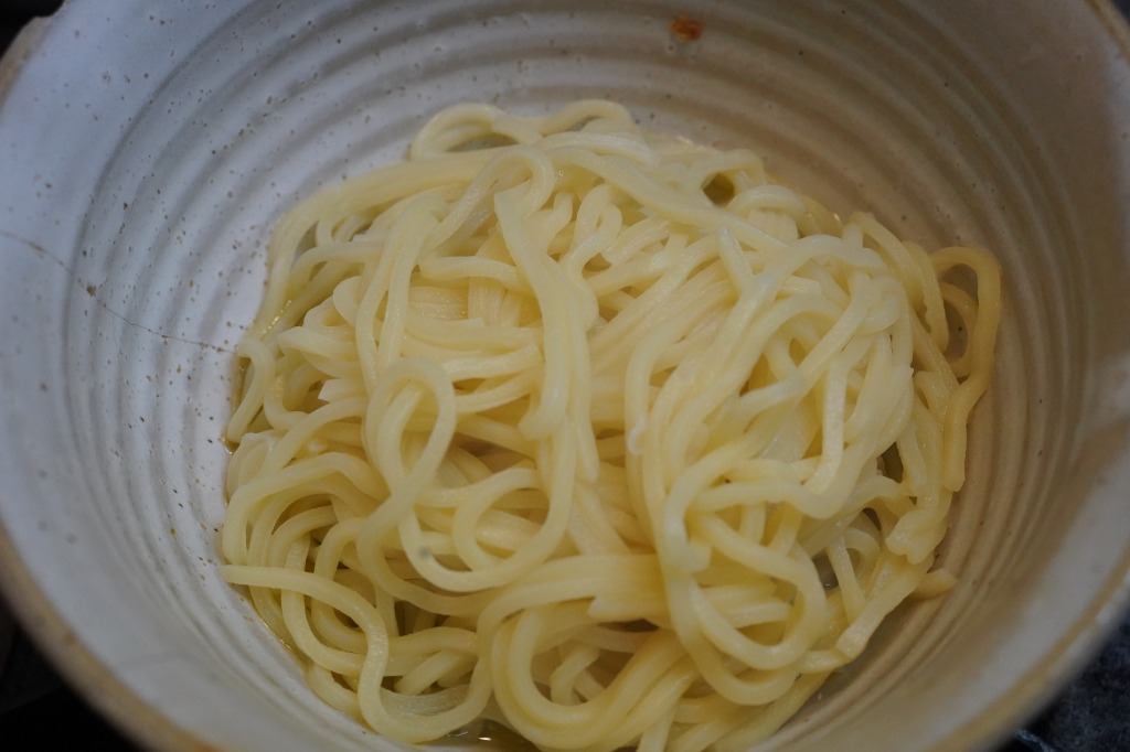 スペインになんか無い、カラヒグ麺を使ったアヒージョ油そば