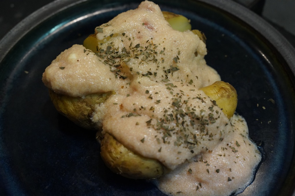 たらこソースをかけたジャガイモ