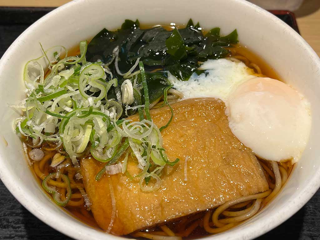 東京のJRの駅で大体食べられる、いろり庵きらく、朝食そば