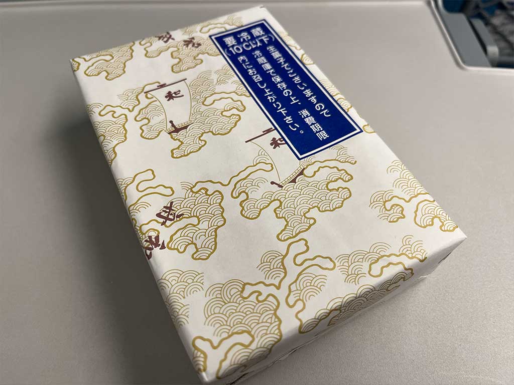 舟和の芋ようかんとあんこ玉を東海道新幹線内で食す