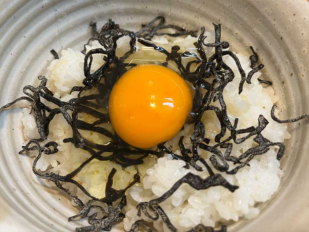 塩昆布とごま油の卵かけご飯