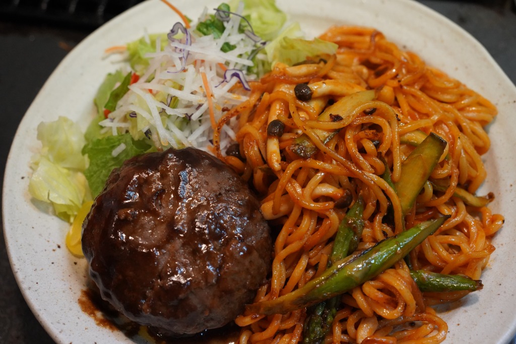 カラヒグ麺で作ったスパゲッティナポリタンとハンバーグのワンプレート