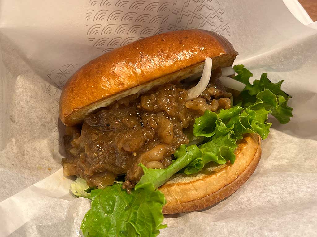 スパイシーモスタコスバーガーと黒毛和牛肉盛りバーガーを販売初日に食べてみた。