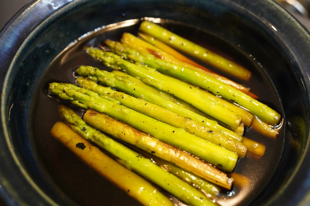 焼きアスパラガスの冷たい出汁漬け