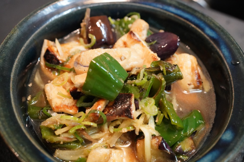 茄子とピーマンと油揚げと薬味たっぷりの焼き揚げ浸し