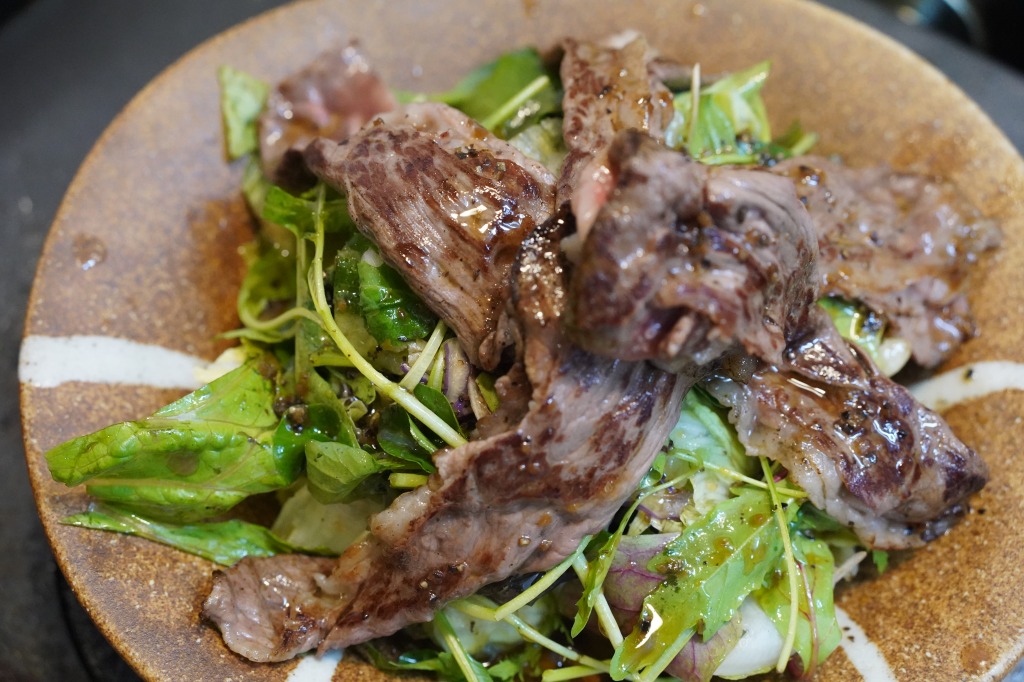 オリーブ白しょう油をかけた肉サラダ