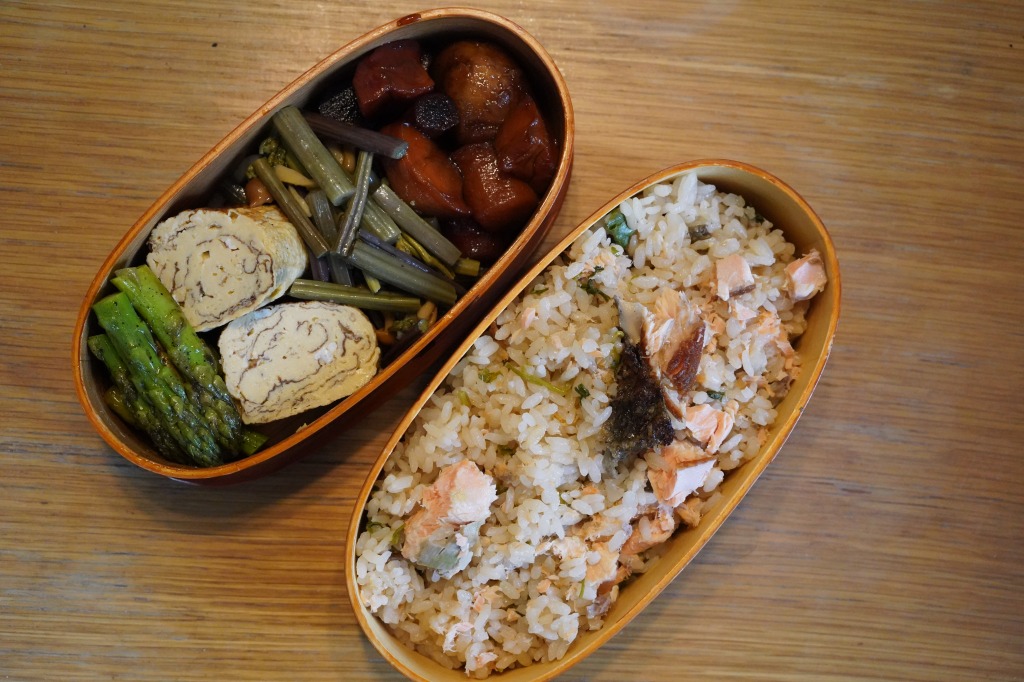 野郎飯の夏の弁当と、弁当の隙間に埋める山菜胡麻油塩炒め