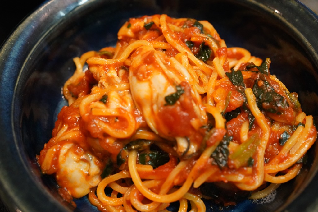 冷凍かきとカラヒグ麺を使ったほうれん草トマトソースのスパゲッティ