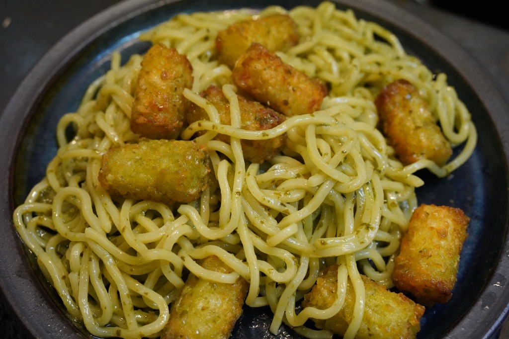 カラヒグ麺を使った、カリカリハッシュドポテトのジェノベーゼ