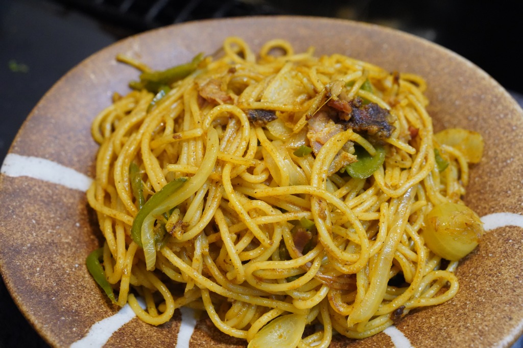 ウスターソースをがっつり使った、太麺ドライカレースパゲッティ
