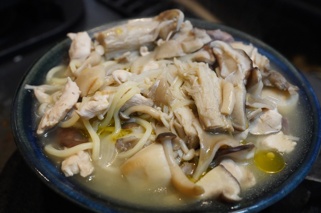 食べて痩せる系カラヒグ麺・キノコと鶏のスープ煮込みスパゲッティ