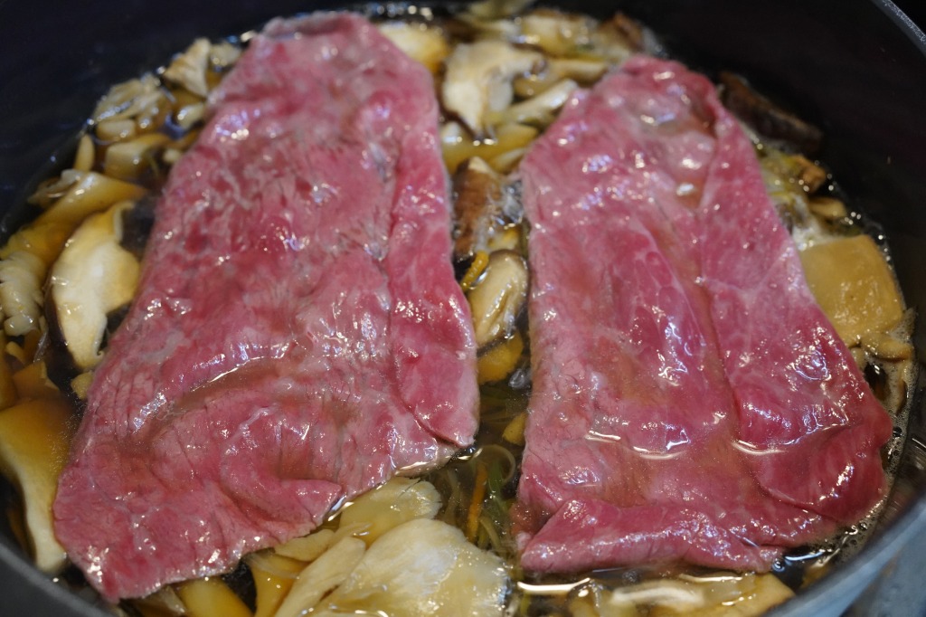 出汁に潜らせない、山盛りキノコとたっぷり薬味の置きしゃぶしゃぶ