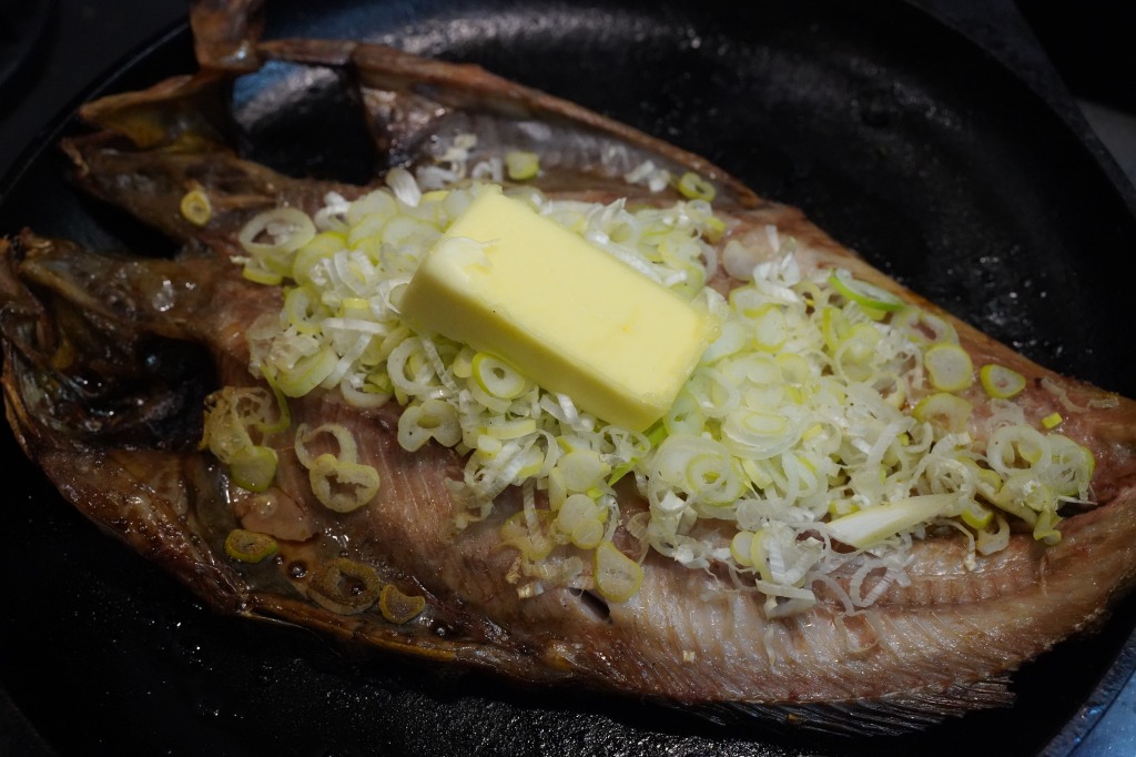 鉄板で焼く、ホッケの開きのネギバター