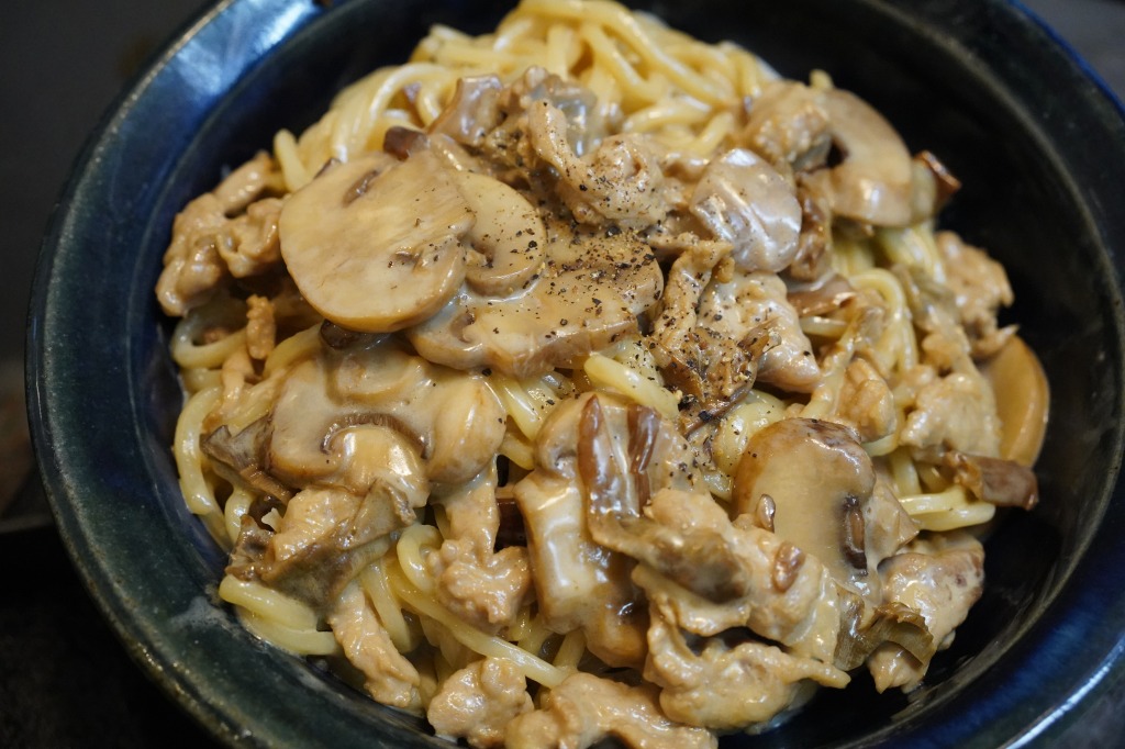 カラヒグ麺を使った、ポルチーニと豚肉のクリームスパゲッティ