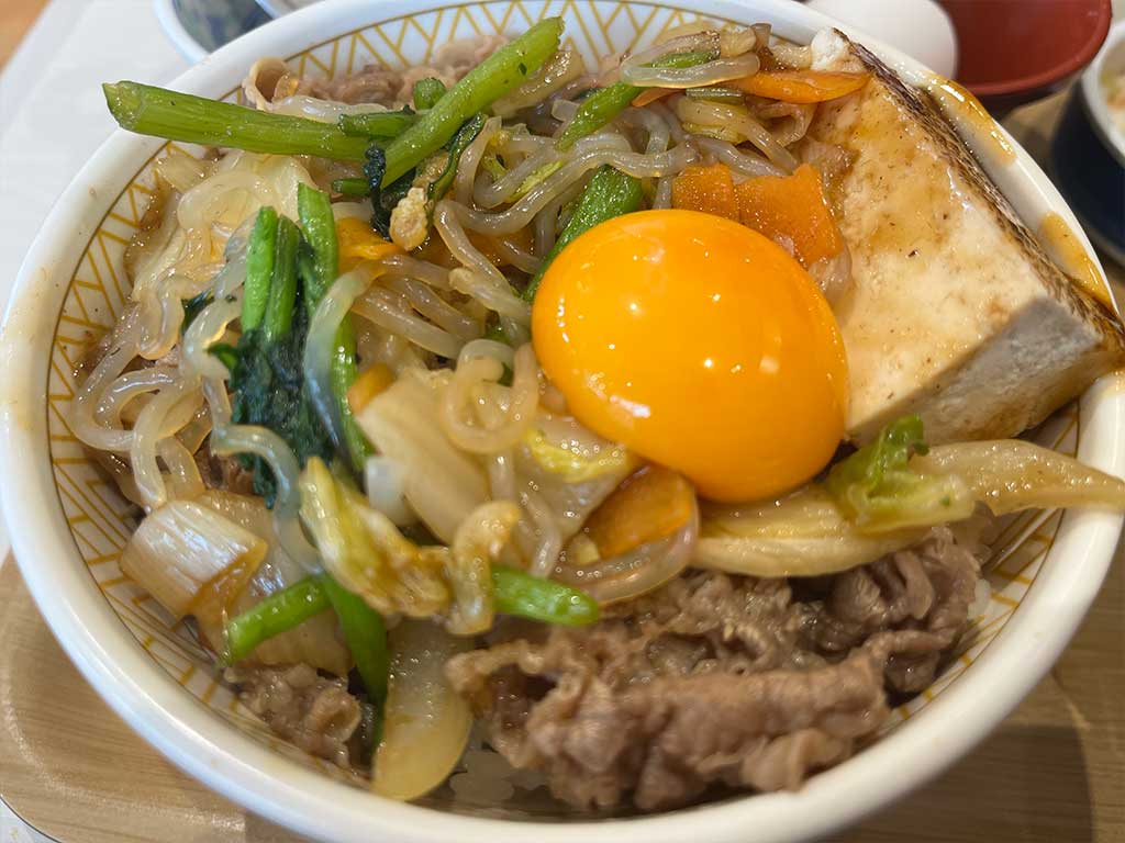 俺は右寄り、すき家の月見すきやき牛丼