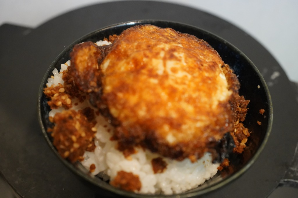 おかかふりかけのターンオーバー目玉焼き丼