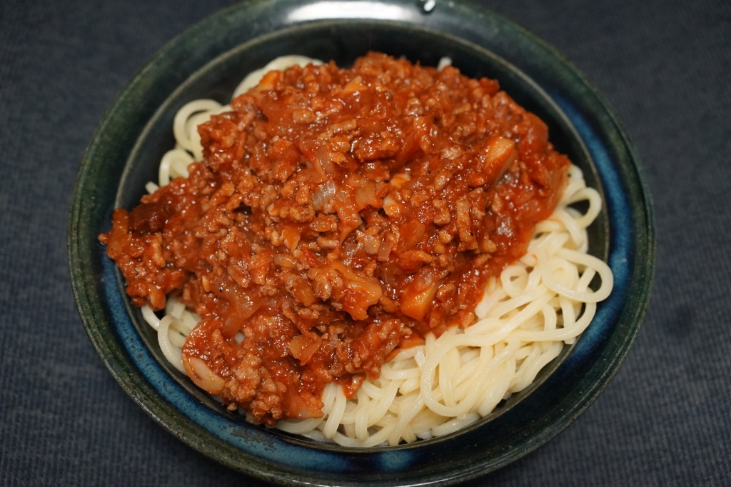 カラヒグ麺を使った、ふつうのご家庭のミートソーススパゲッティ