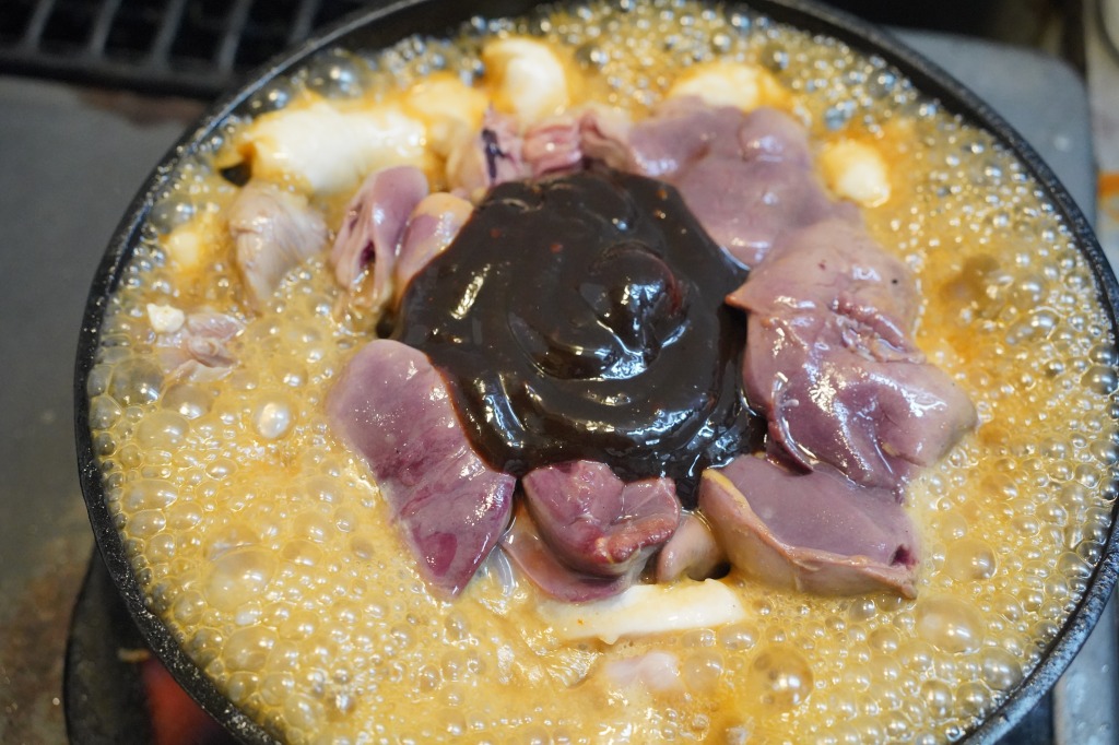 鳥の色々な部分を楽しむ、味噌すき焼き