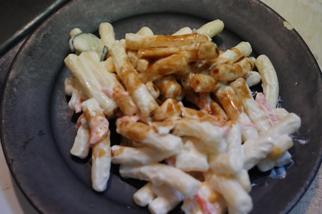 ウスターソースをかけた市販のマカロニサラダ