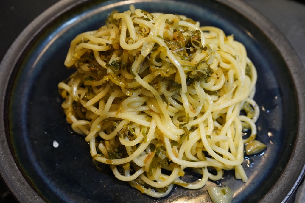 カラヒグ麺を使った、九条葱とニンニクのスパゲッティ