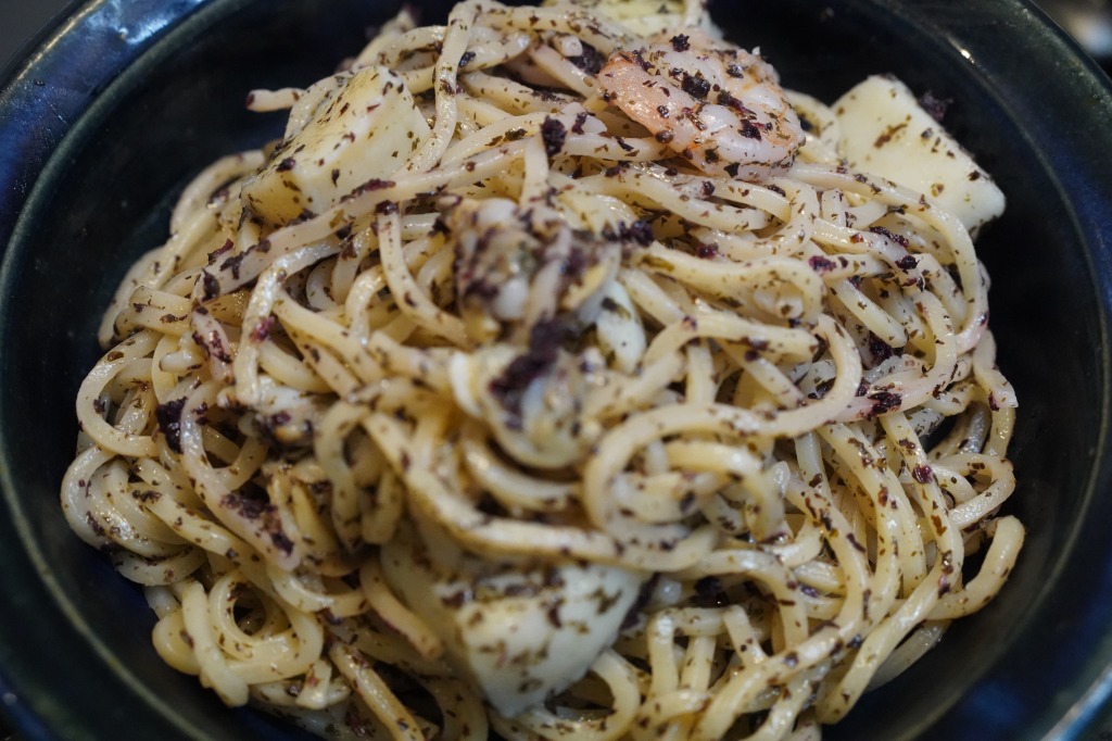 カラヒグ麺を使った、ゆかりバターシーフードスパゲッティ